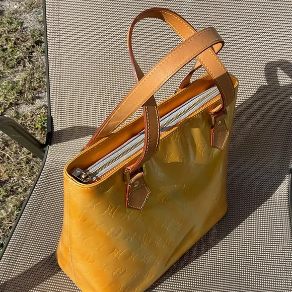 ⭐️SALE⭐️Louis Vuitton, Vernies, Houston, Elegant Yellow Leather Tote Bag - Picture 3 of 14